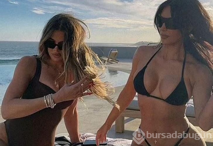 Kim Kardashian ve Khloe Kardashian şezlongta birbirlerinin üstünde poz verdiler