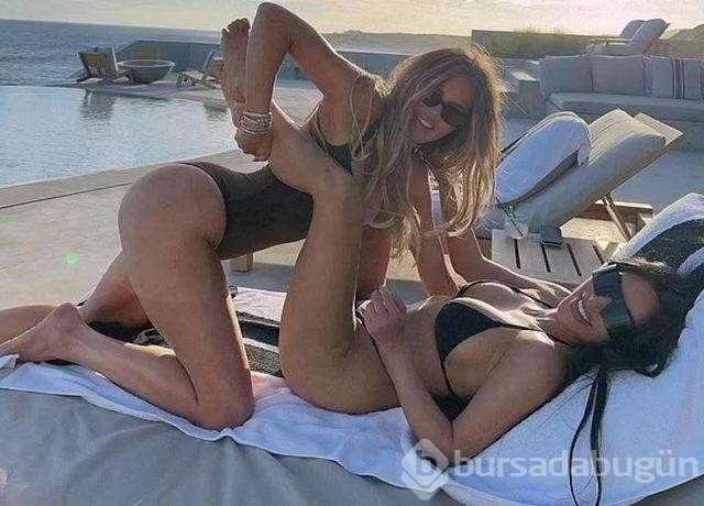 Kim Kardashian ve Khloe Kardashian şezlongta birbirlerinin üstünde poz verdiler