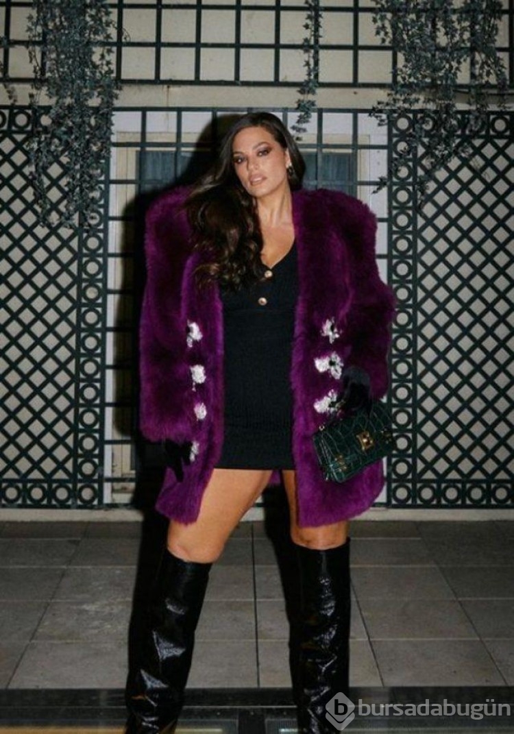 Büyük beden modeli Ashley Graham transparan elbisesiyle poz verdi