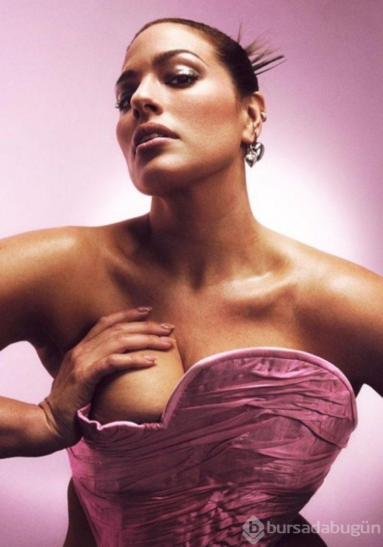 Büyük beden modeli Ashley Graham transparan elbisesiyle poz verdi