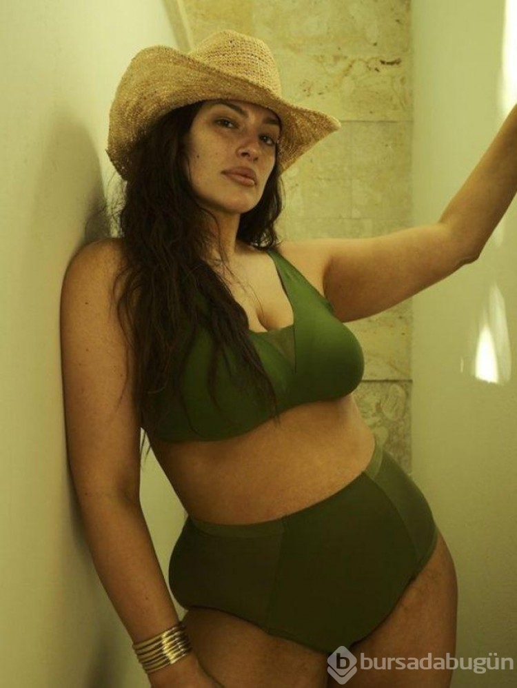 Büyük beden modeli Ashley Graham transparan elbisesiyle poz verdi