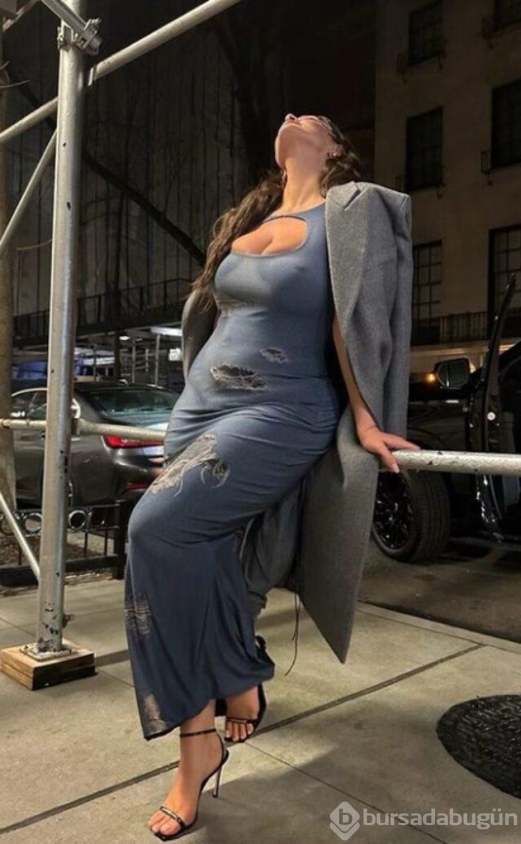 Büyük beden modeli Ashley Graham transparan elbisesiyle poz verdi