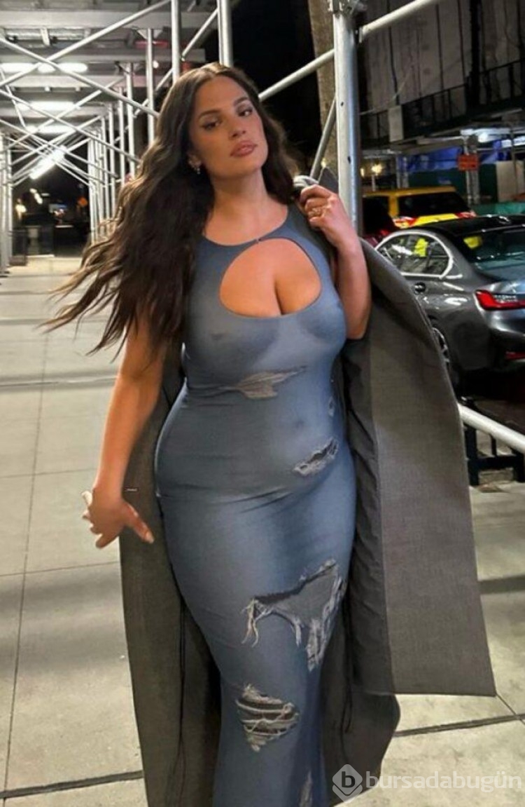 Büyük beden modeli Ashley Graham transparan elbisesiyle poz verdi