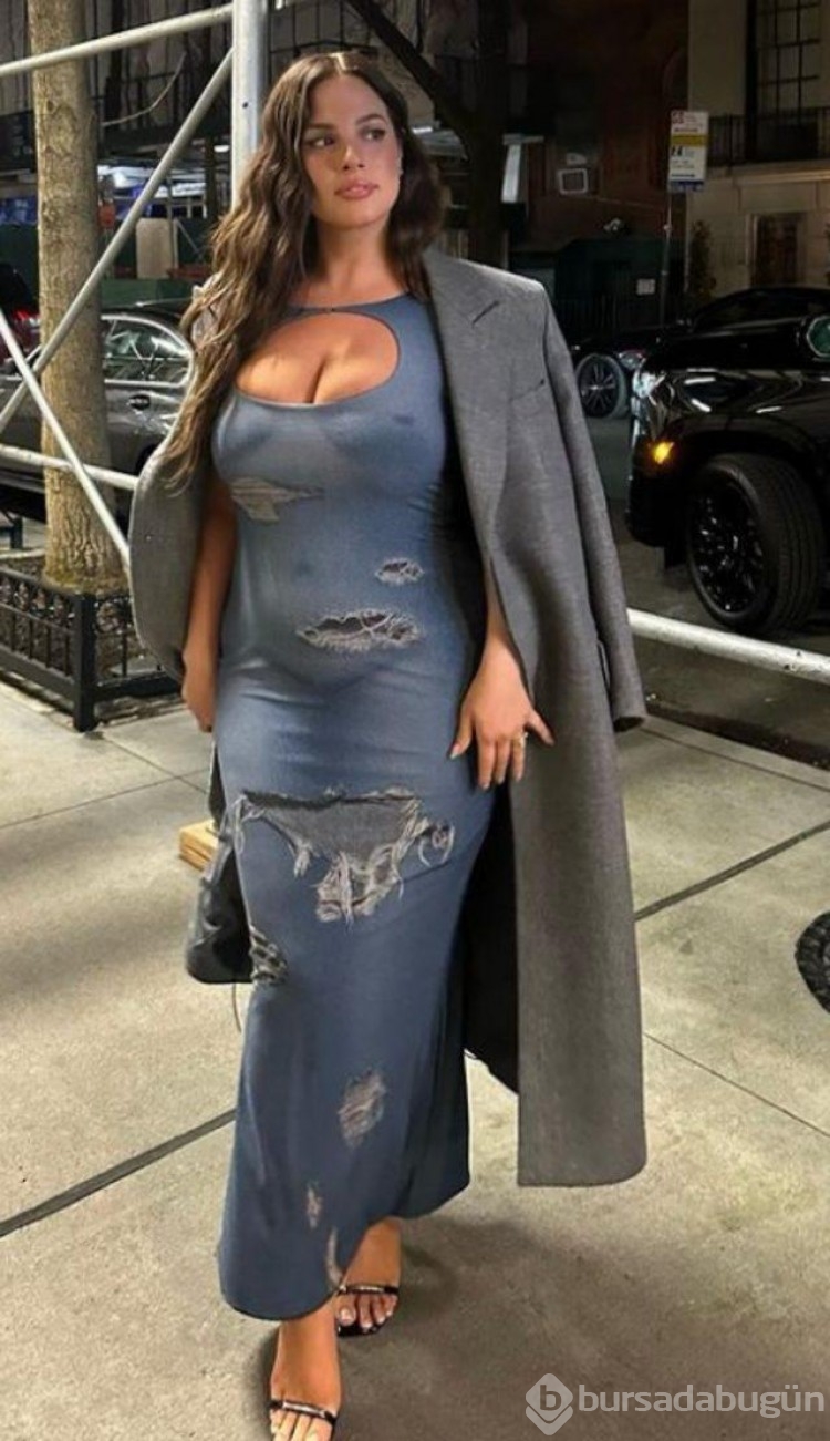 Büyük beden modeli Ashley Graham transparan elbisesiyle poz verdi