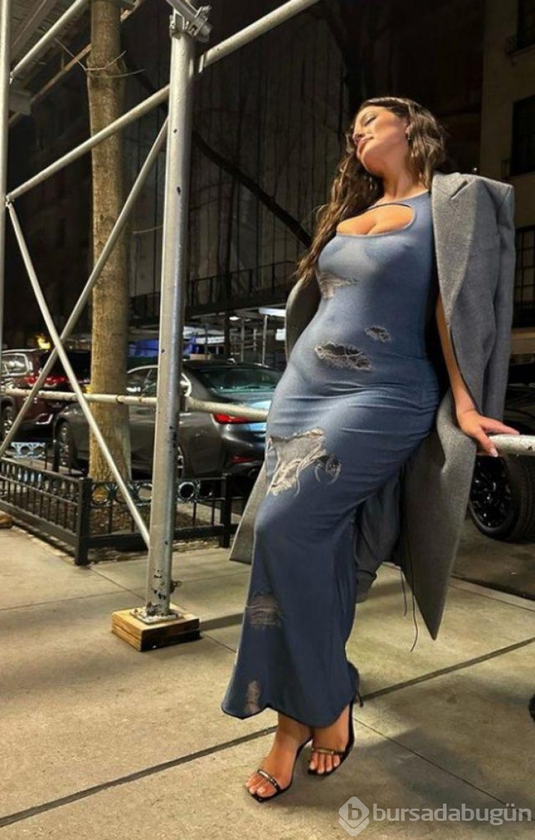 Büyük beden modeli Ashley Graham transparan elbisesiyle poz verdi