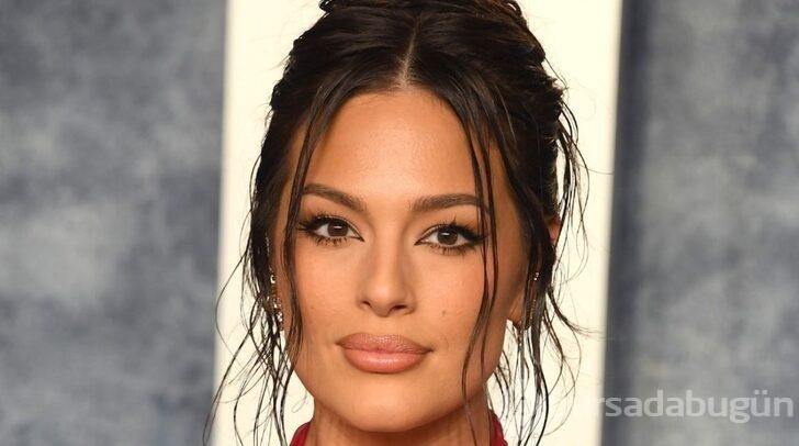 Büyük beden modeli Ashley Graham transparan elbisesiyle poz verdi