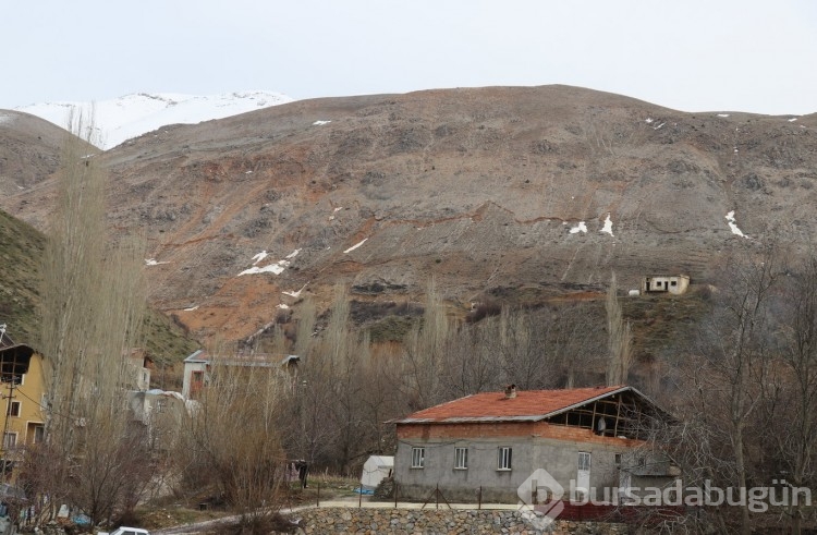 Karlar eriyince yarıklar ve çökmeler ortaya çıktı