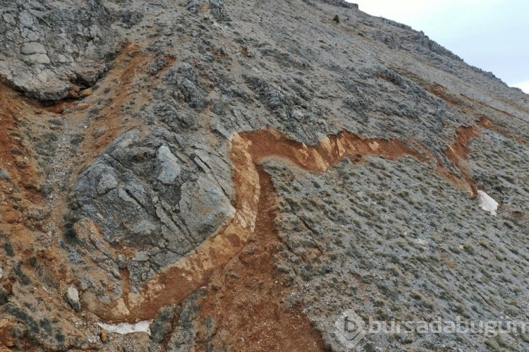 Karlar eriyince dağdaki yarıklar ortaya çıktı