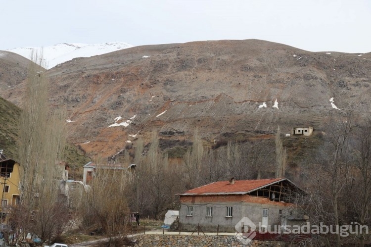 Karlar eriyince dağdaki yarıklar ortaya çıktı