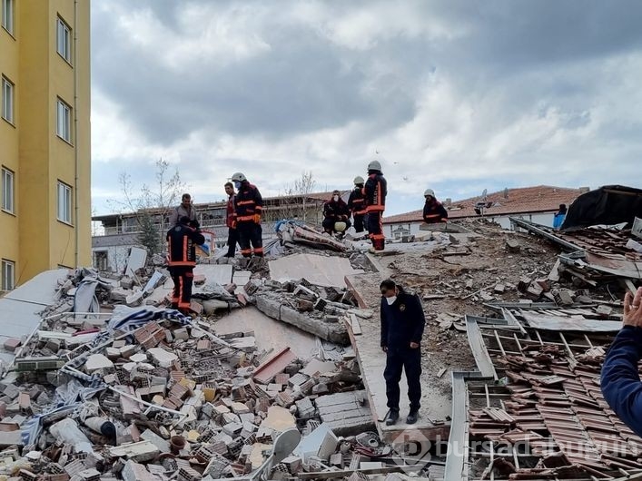 Malatya'da 5 katlı ağır hasarlı bina çöktü