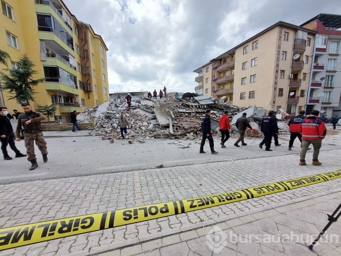 Malatya'da 5 katlı ağır hasarlı bina çöktü