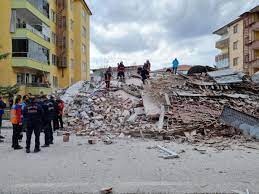 Malatya'da 5 katlı ağır hasarlı bina çöktü