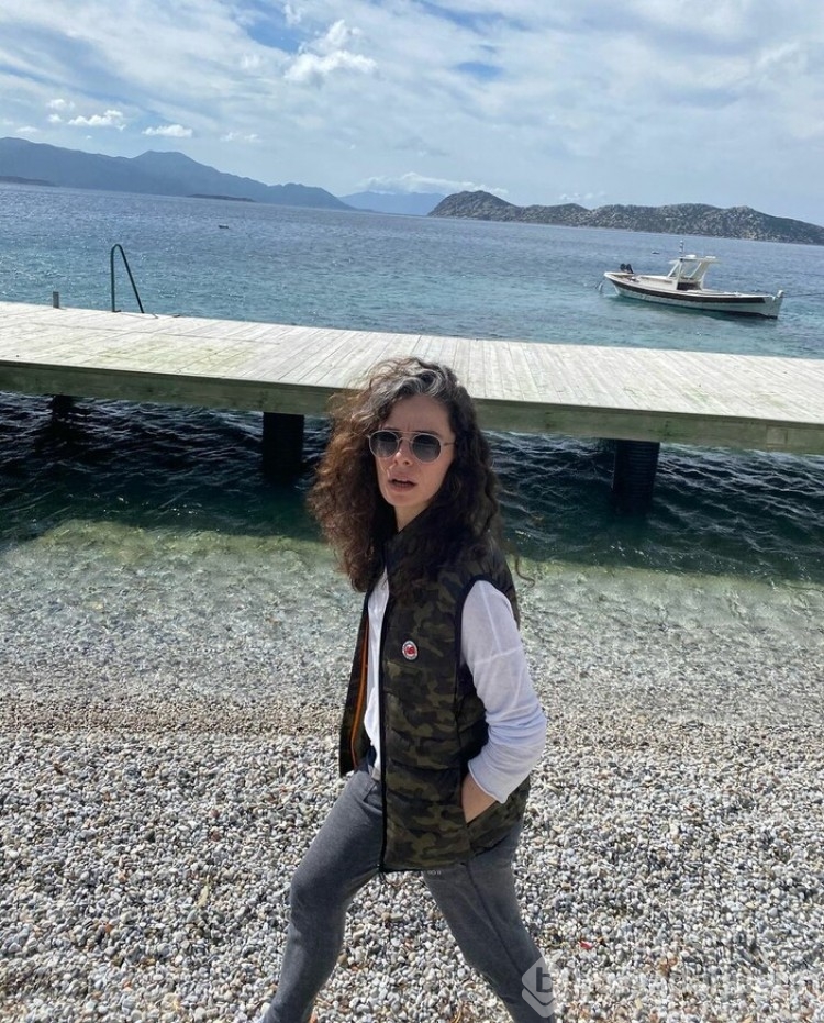 Oyuncu Özge Özpirinçci'den Esra Balamir'e sert cevap