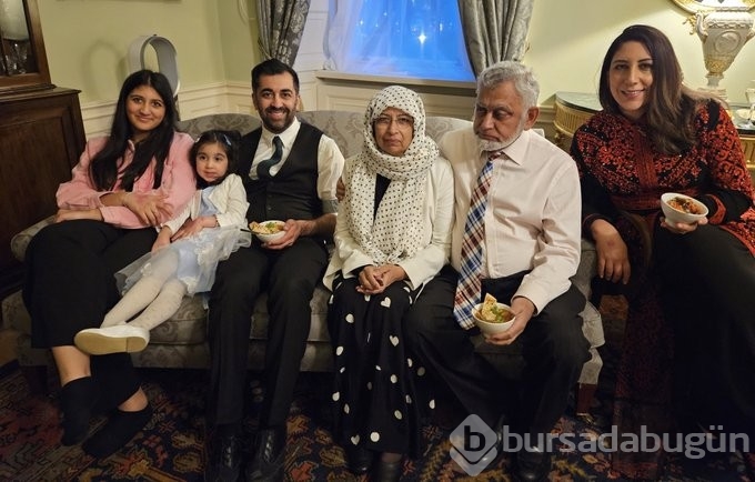 Resmi konuttaki ilk gününde namaz kıldırdı