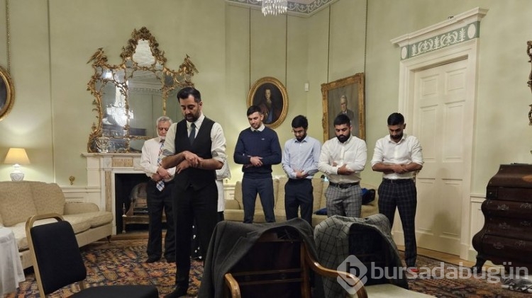 Resmi konuttaki ilk gününde namaz kıldırdı