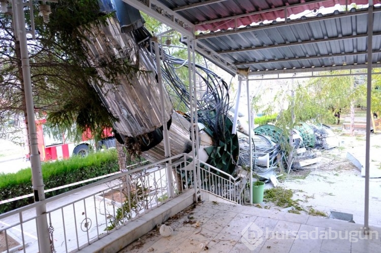 Erzincan'da fırtına minareyi devirdi