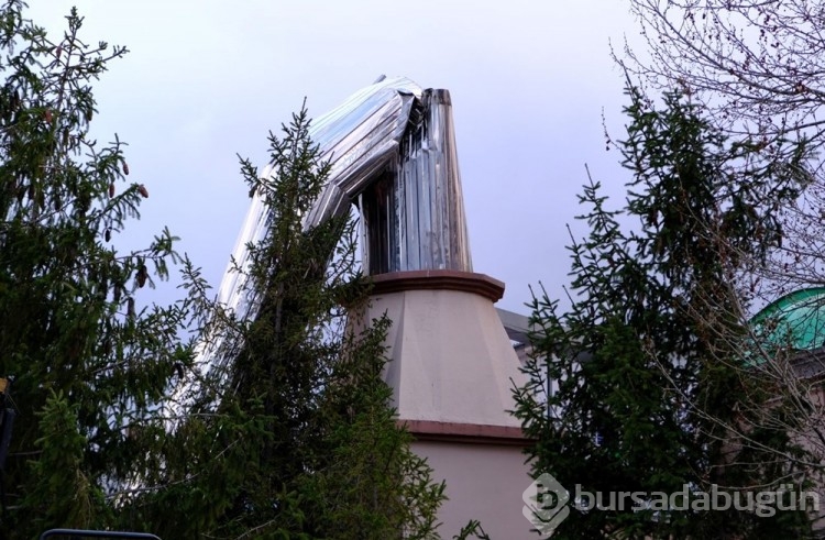 Erzincan'da fırtına minareyi devirdi