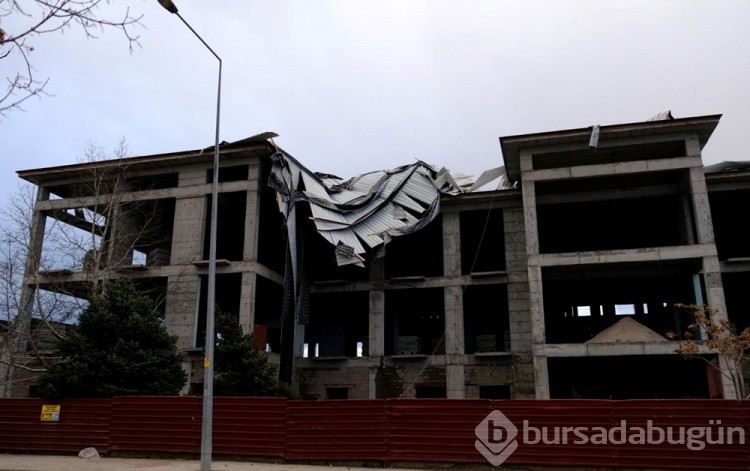 Erzincan'da fırtına minareyi devirdi