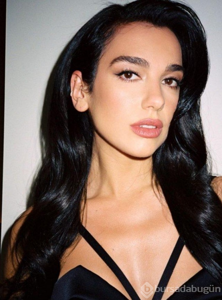 İngiliz şarkıcı Dua Lipa göğüs dekoltesiyle mest etti