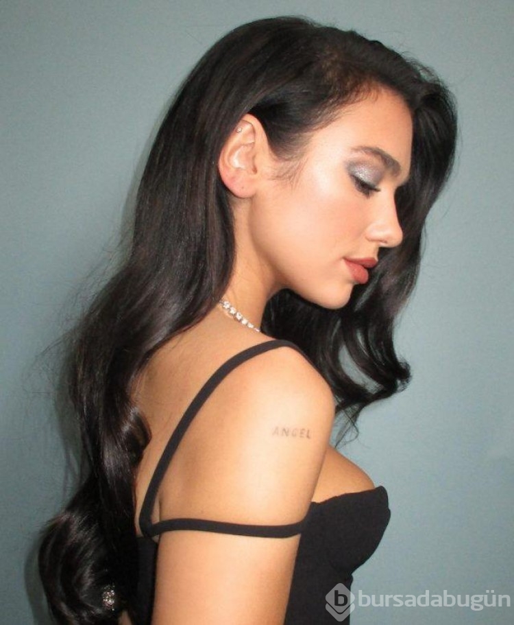 İngiliz şarkıcı Dua Lipa göğüs dekoltesiyle mest etti