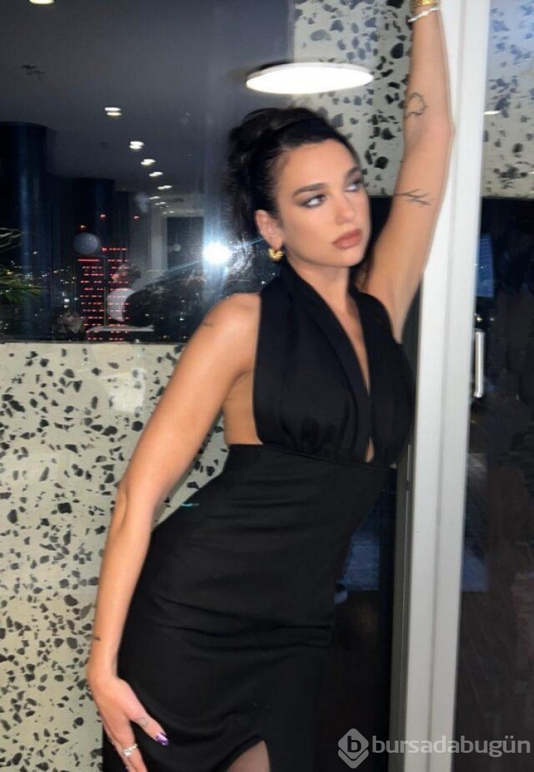İngiliz şarkıcı Dua Lipa göğüs dekoltesiyle mest etti