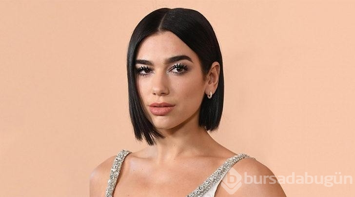 İngiliz şarkıcı Dua Lipa göğüs dekoltesiyle mest etti