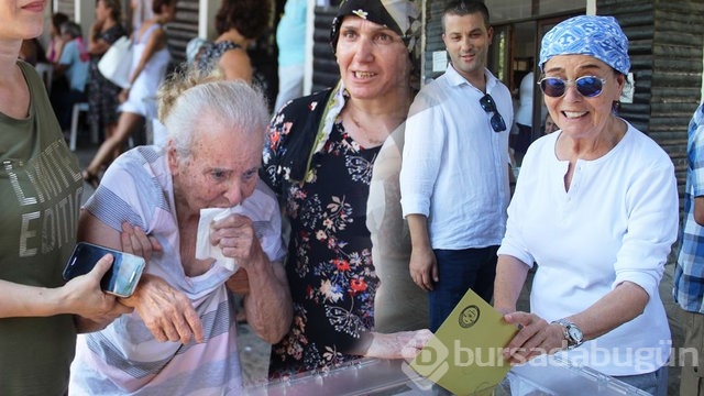 Yeşilçam oyuncusu Fatma Girik'in annesi 99 yaşında hayatını kaybetti!