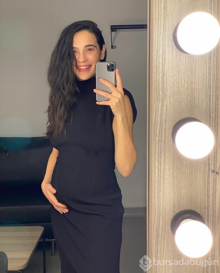Hamile olan oyuncu Funda Eryiğit ile yönetmen Berkun Oya evlendi
