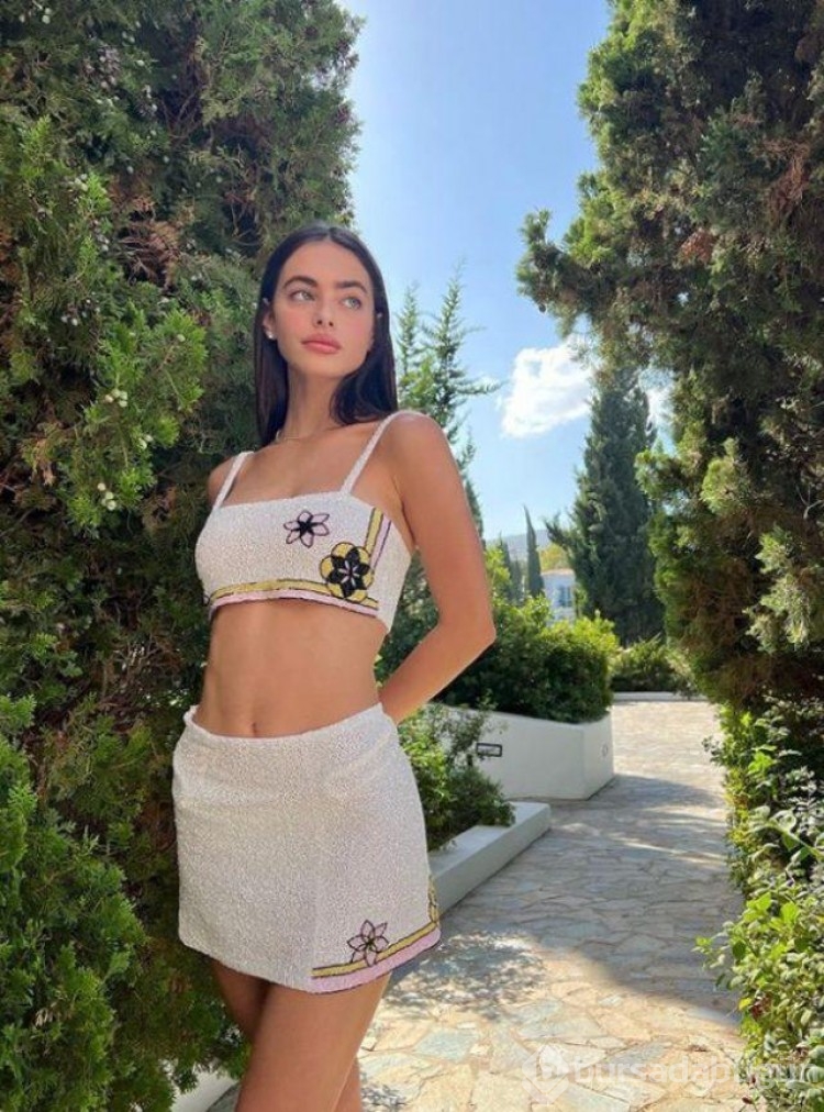 İsrailli model Yael Shelbia'nın cesur pozlarına beğeni yağdı