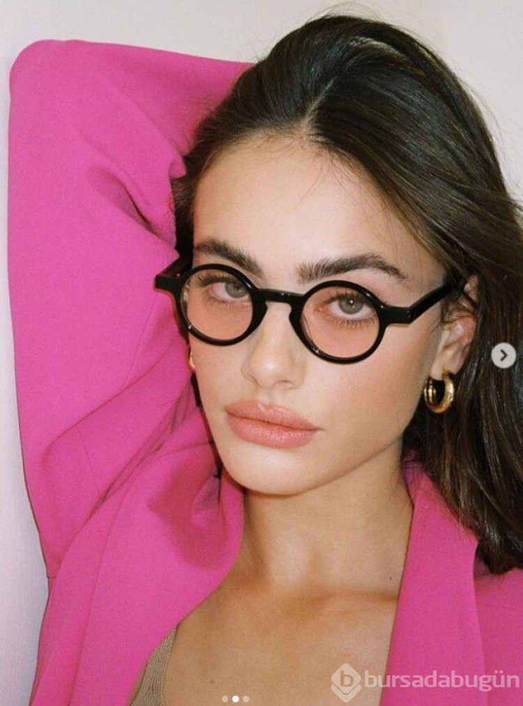 İsrailli model Yael Shelbia'nın cesur pozlarına beğeni yağdı