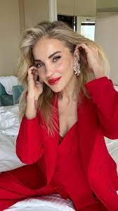 Burcu Esmersoy depremzede bir aileye kucak açtı