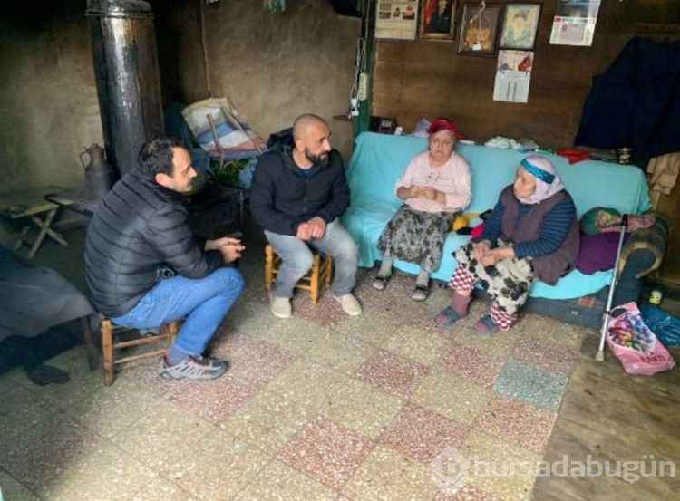 Görmüyor ama rengarenk çoraplar örüyor