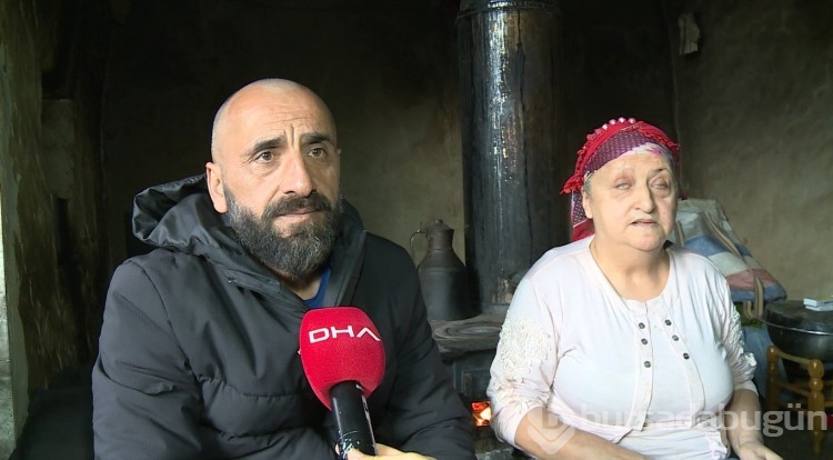 Görmüyor ama rengarenk çoraplar örüyor