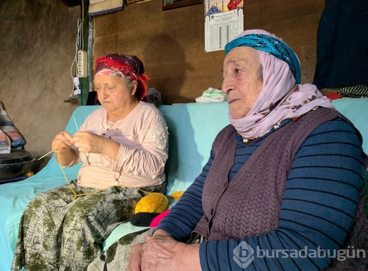 Görmüyor ama rengarenk çoraplar örüyor