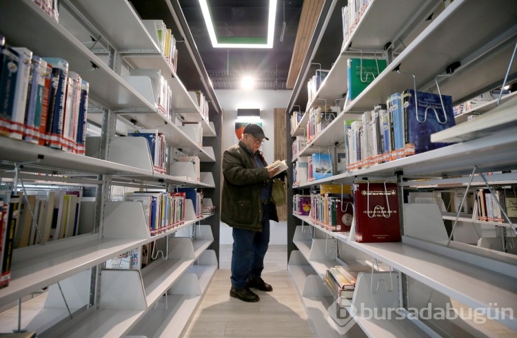 60 yıldır çantasından kitap eksik etmiyor
