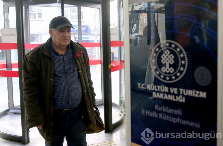 60 yıldır çantasından kitap eksik etmiyor