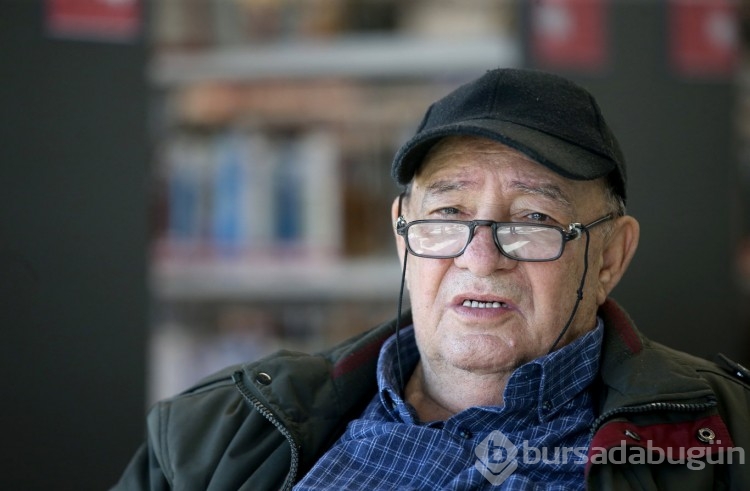 60 yıldır çantasından kitap eksik etmiyor