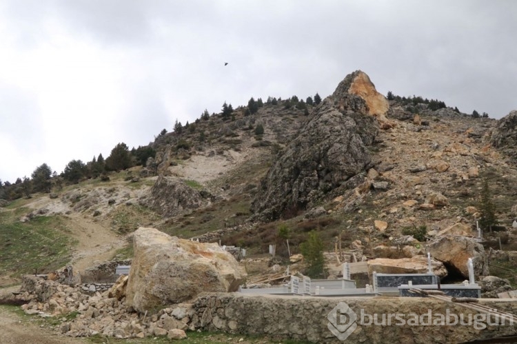 Deprem felaketi mezarları da yıktı
