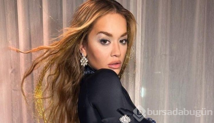 Ünlü şarkıcı Rita Ora dekolteli poz verdi! Beğeni yağdı