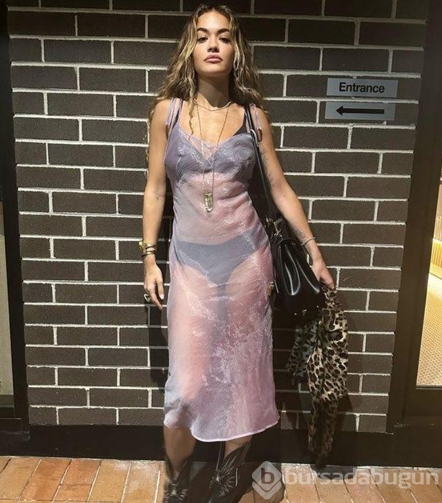 Ünlü şarkıcı Rita Ora dekolteli poz verdi! Beğeni yağdı