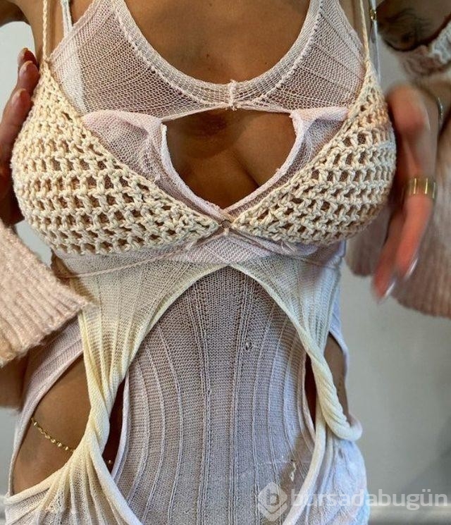 Ünlü şarkıcı Rita Ora dekolteli poz verdi! Beğeni yağdı