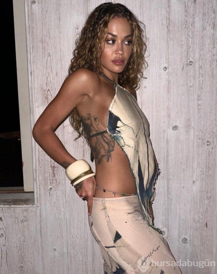 Ünlü şarkıcı Rita Ora dekolteli poz verdi! Beğeni yağdı