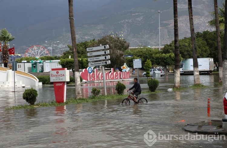 İskenderun'da deniz seviyesi yine yükseldi