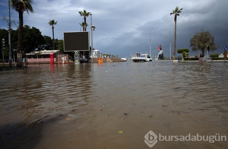 İskenderun'da deniz seviyesi yine yükseldi