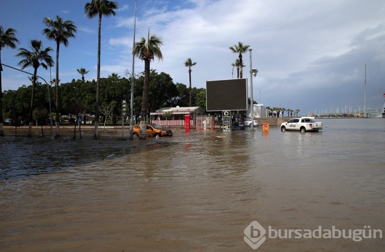 İskenderun'da deniz seviyesi yine yükseldi