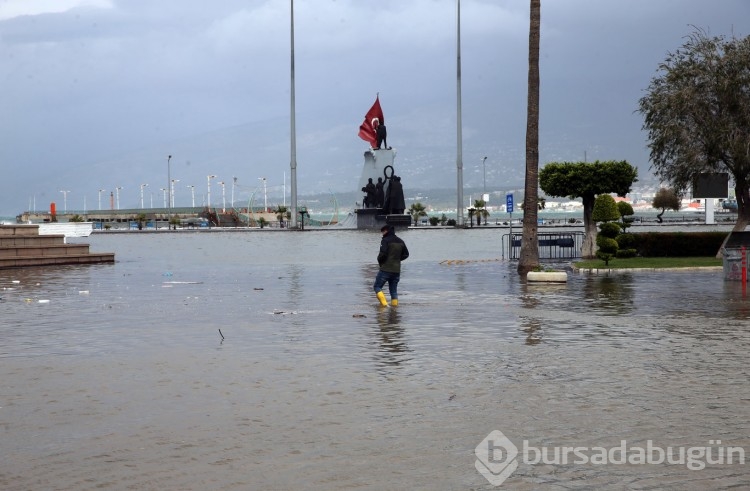 İskenderun'da deniz seviyesi yine yükseldi