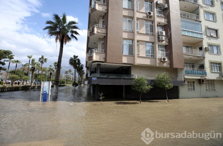 İskenderun'da deniz seviyesi yine yükseldi