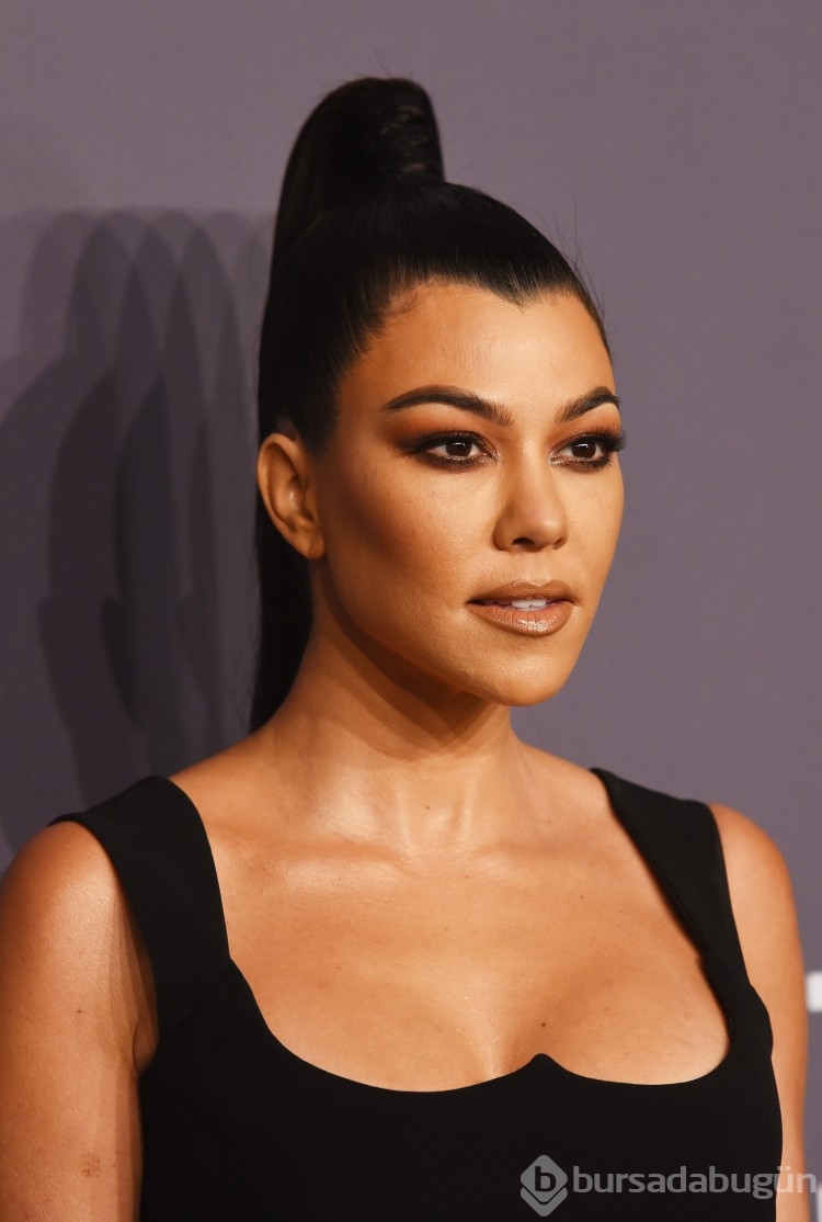 Kourtney Kardashian küvet'in etrafını yemekle donattı! 