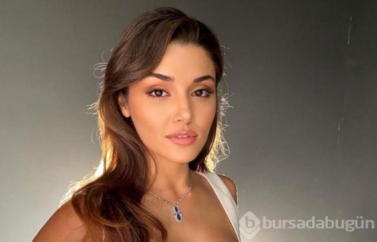 Güzel oyuncu Hande Erçel mini etekli pozlarını paylaştı
