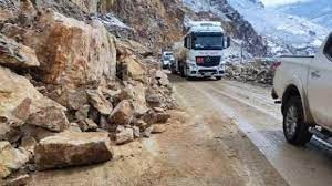 Yola kaya parçaları düştü: Ulaşım tek şeritten sağlanıyor